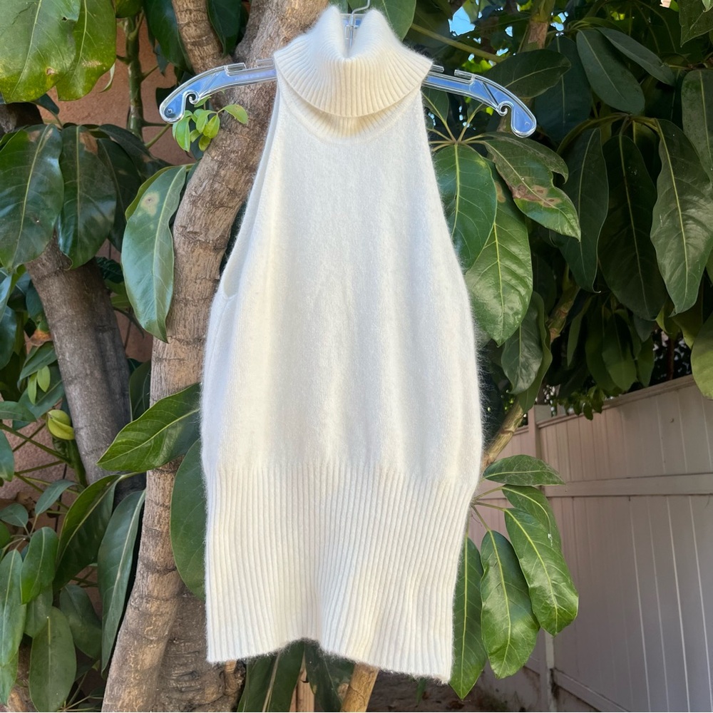 OF BENETTON TURTLENECK SWEATER TOP IN CREAM .